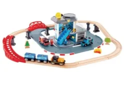 Hape Autoradat Ja Parkkitalot>Pelastuslaitoksen p&auml;&auml;maja ja junarata